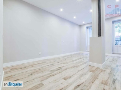 Exclusivo y luminoso piso bajo, sin amueblar, de 105 m2, 3 dormitorios y 2 balcones.