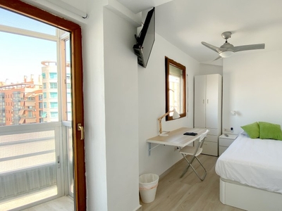 Habitación en alquiler en un apartamento de 3 dormitorios en Poblats Marítims