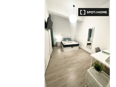 Se alquila habitación en piso de 4 habitaciones en Pedralbes,Barcelona