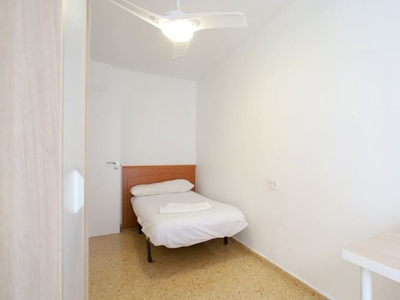 Habitación pintoresca en alquiler en el apartamento de 5 dormitorios en Benimaclet