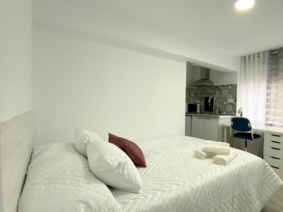 Se alquila habitación con TV en piso de 4 dormitorios en Algirós