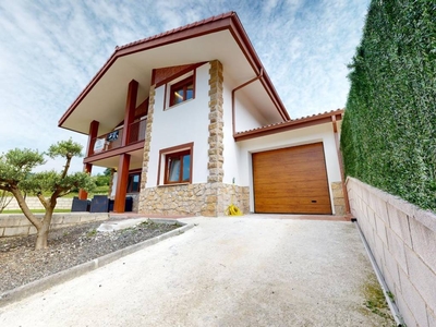 Venta Casa unifamiliar en Los Cantos Valle de Mena. Con balcón 144 m²