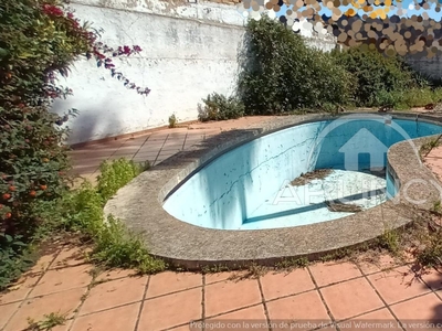 Venta de casa con piscina y terraza en Alcalá de Guadaíra, Campo de Las Beatas.