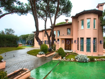 Venta de casa con piscina y terraza en Urbanización Monte Alina (Pozuelo de Alarcón)