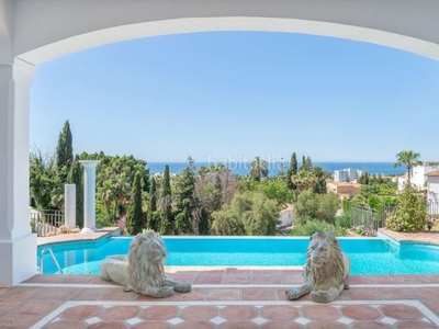 Chalet impresionante mansión en zona prestigiosa con extraordinarias vistas panorámicas al mar y montaña y con piscina grande en Marbella