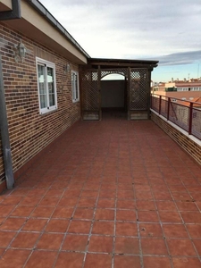 Venta de ático en Villares de la Reina de 3 habitaciones con terraza y garaje