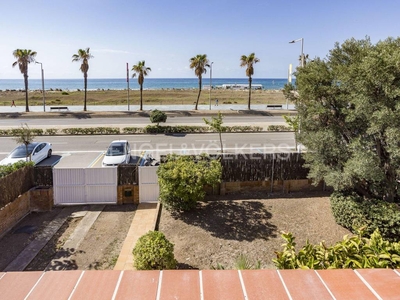 Alquiler Casa adosada Castelldefels. Plaza de aparcamiento con terraza 278 m²