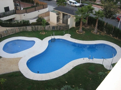 Alquiler de ático en calle Acera Fuente de la Salud de 4 habitaciones con terraza y piscina