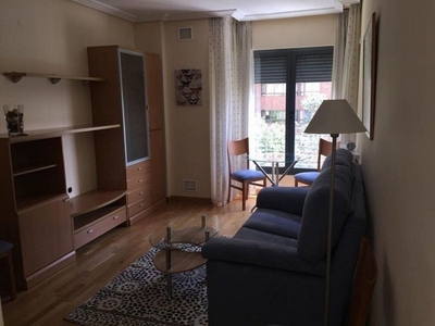 Alquiler de piso en Hermanos Falcó - Sepulcro Bolera de 1 habitación con muebles y balcón