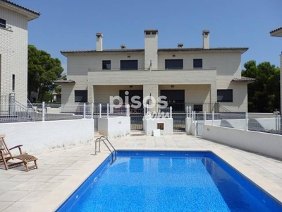 Casa pareada en venta en Carrer de la Magnòlia, 37