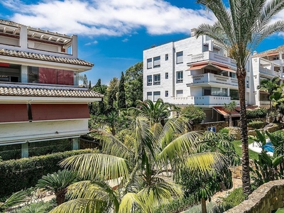 Venta de piso en calle Las Cañas Beach Milla de Oro de 2 habitaciones con terraza y piscina