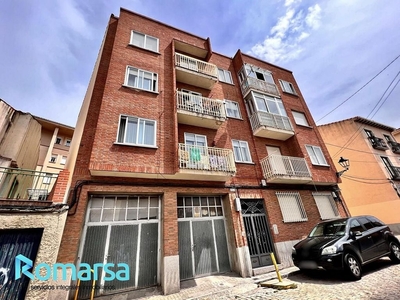Venta de piso en Centro - Ávila de 3 habitaciones con terraza y balcón
