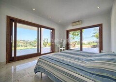 Alquiler chalet con 6 habitaciones, piscina y aire acondicionado en Estepona