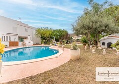 Chalet te presento en exclusiva esta casa unifamiliar con estilo ibicenco, situada en la zona residencial els masso de comarruga, el vendrell a 60 km de barcelona y a tan solo 25 km de tarragona.
es la casa soñada para vivir y desconectar de las grandes urbes s en Coma-ruga