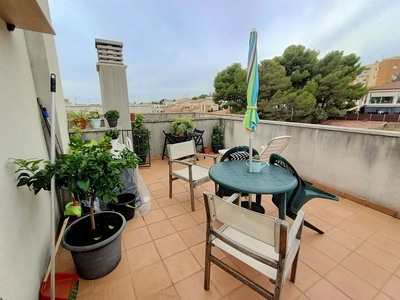 Alquiler de ático en Segur de Calafell de 1 habitación con terraza y piscina