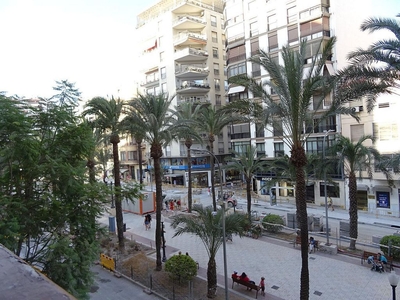 Alquiler de piso en Centro - Alicante de 4 habitaciones con terraza y calefacción