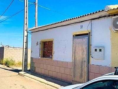 Сasa con terreno en venta en la Calle Luis de Góngora' Navahermosa