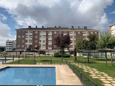 Piso en alquiler en calle Manuel de Falla de 3 habitaciones con terraza y piscina