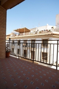 Piso en venta en plaza De Pineda de 3 habitaciones con terraza y garaje
