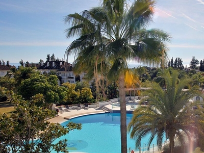 Venta de ático en Lomas de Marbella Club - Puente Romano de 4 habitaciones con terraza y piscina
