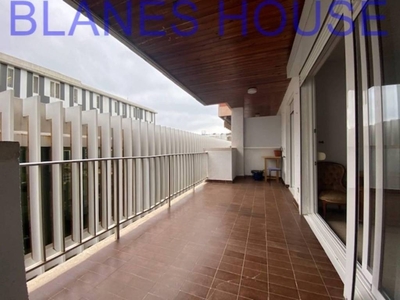 Venta Piso Lloret de Mar. Piso de tres habitaciones en Calle Hipolito lazaro. Buen estado segunda planta con terraza