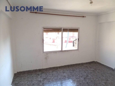 Venta Piso Sagunto - Sagunt. Piso de tres habitaciones en Calle Gilet. A reformar cuarta planta con balcón