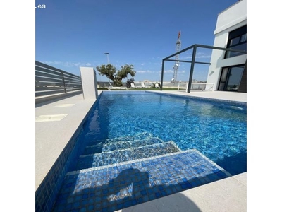 Villas de obra nueva independientes, con piscina privada y acabados modernos