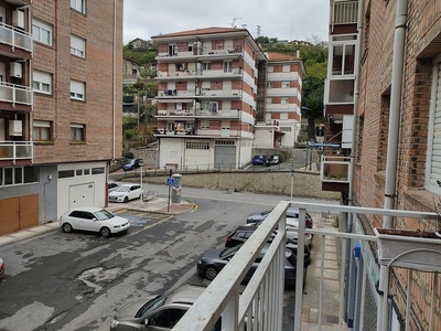 Venta de piso en calle Landaluze de 3 habitaciones con balcón y ascensor