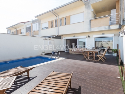 Casa moderna con piscina en Beneixida