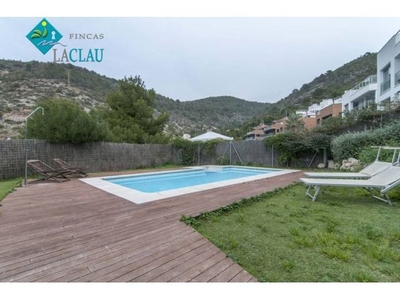 Moderno Chalet en alquiler, 5 dormitorios y piscina