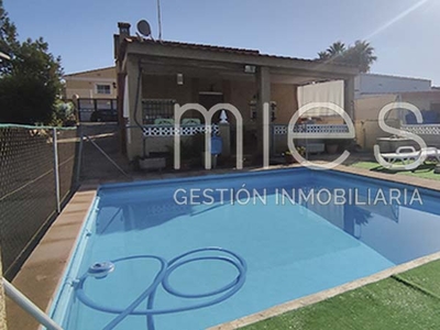 Venta de casa con piscina y terraza en Montroy