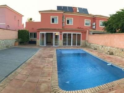 Venta de casa con piscina y terraza en Espartinas, ZONA RESIDENCIAL CENTRICA