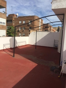 Dúplex en alquiler en Triana Este de 3 habitaciones con terraza y aire acondicionado