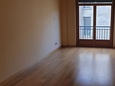 Alquiler de piso en Centro - Salamanca de 3 habitaciones con garaje y balcón