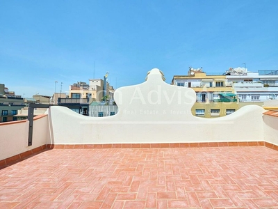 Ático en venta en L'Antiga Esquerra de l'Eixample de 2 habitaciones con terraza y balcón