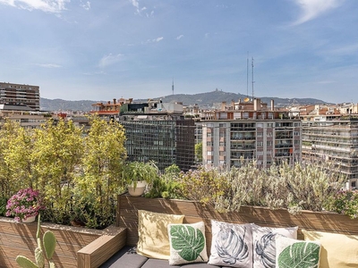 Ático en venta en Sant Gervasi - Galvany de 5 habitaciones con terraza y balcón