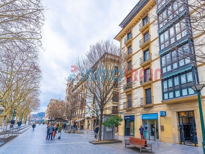 Piso en alquiler en Centro - San Sebastián-Donostia de 2 habitaciones con garaje y muebles