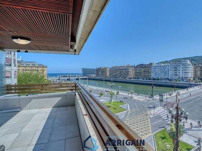 Piso en alquiler en Centro - San Sebastián-Donostia de 3 habitaciones con terraza y garaje