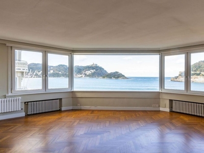 Piso en alquiler en Centro - San Sebastián-Donostia de 5 habitaciones con balcón y calefacción
