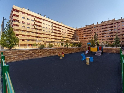 Piso en alquiler en El Quiñón de 3 habitaciones con terraza y piscina