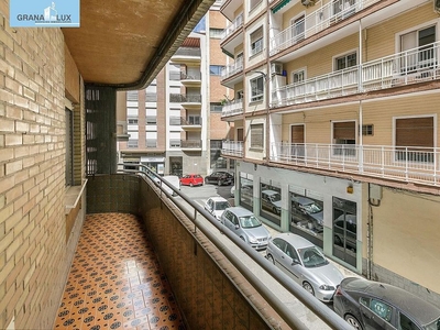 Piso en venta en calle Conde Cifuentes de 5 habitaciones con terraza y balcón