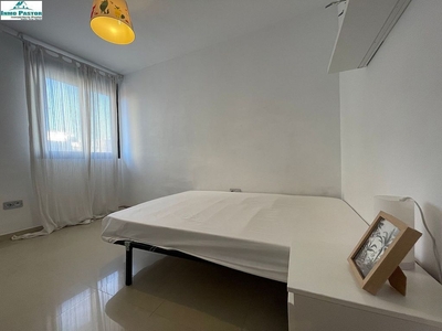 Piso en venta en Melilla de 3 habitaciones con garaje y muebles