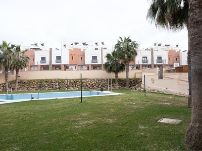 Piso en venta en Melilla de 4 habitaciones con terraza y piscina