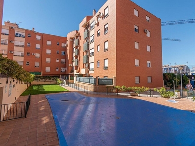 Piso en venta en Pedanías de Granada de 3 habitaciones con piscina y garaje