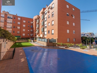 Piso en venta en Polígono Cartuja – La Paz de 3 habitaciones con piscina y garaje
