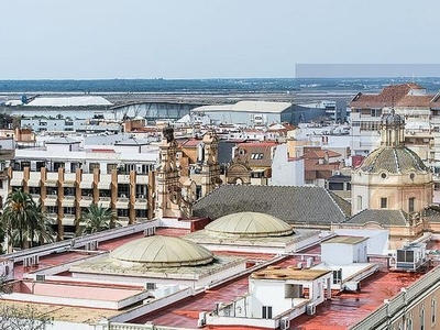 Venta de ático en Centro - Huelva de 5 habitaciones con terraza y balcón