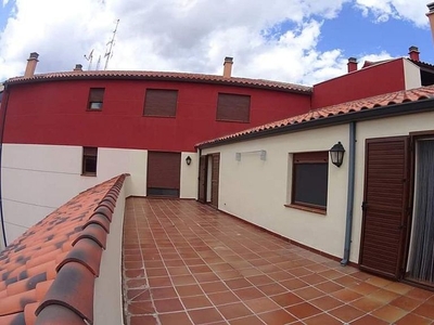 Venta de ático en Mora de Rubielos de 3 habitaciones con terraza y garaje