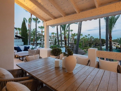 Venta de dúplex en Lomas de Marbella Club - Puente Romano de 3 habitaciones con terraza y piscina