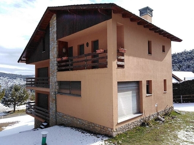 Venta de piso en Alp de 3 habitaciones con terraza y calefacción