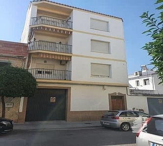 Venta de piso en Baena de 4 habitaciones con terraza y garaje